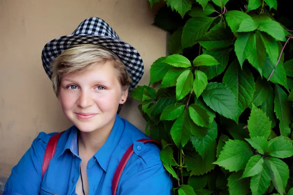 Vrij blond meisje dragen hoed — Stockfoto