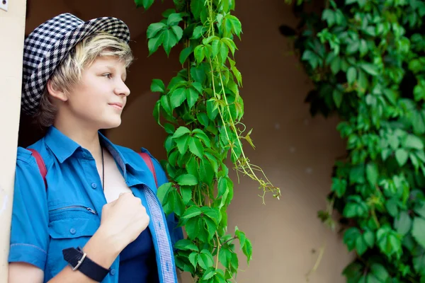 Vrij blond meisje dragen hoed — Stockfoto