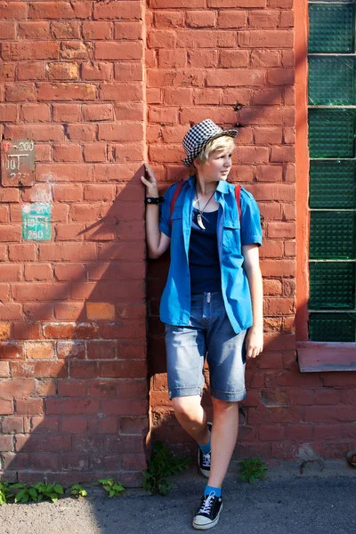 Bella ragazza bionda con il cappello — Foto Stock