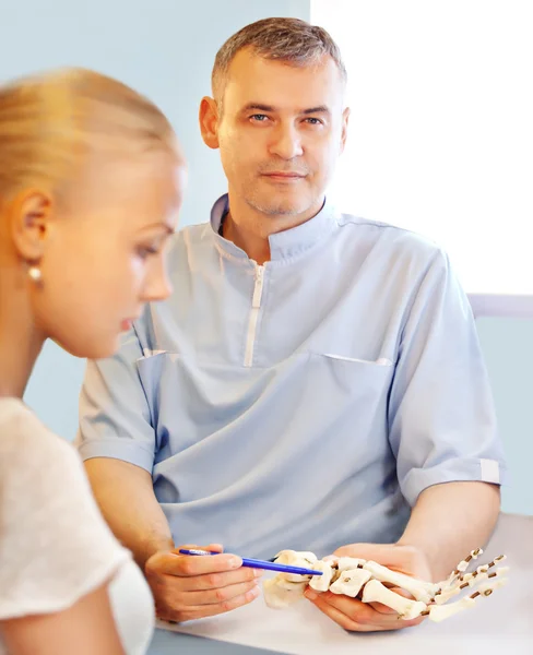 Orthopäde untersucht Füße — Stockfoto