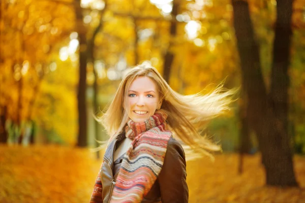 Young blonde girl relaxing in the park — Stock Photo, Image