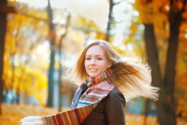 Jeune fille blonde se détendre dans le parc — Photo