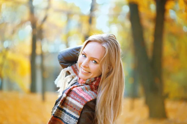 Jeune fille blonde se détendre dans le parc — Photo