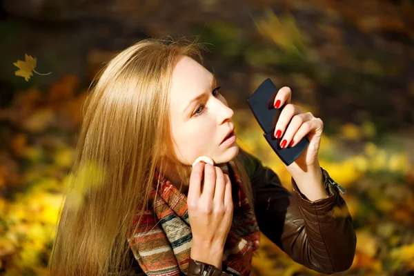 Young blonde girl relaxing in the park — Stock Photo, Image