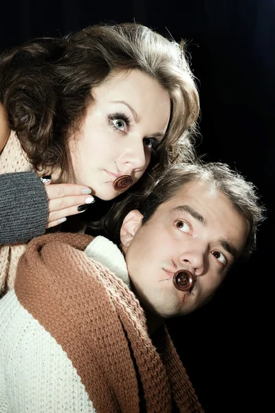 Hombre y mujer vistiendo como vampiro y bruja. Halloween —  Fotos de Stock