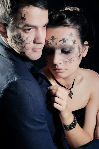 Hombre y mujer vistiendo como vampiro y bruja. Halloween — Foto de Stock