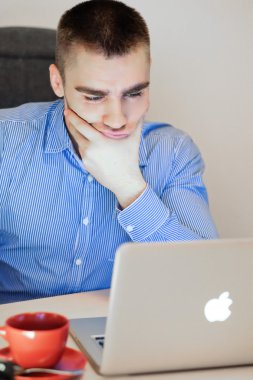 işadamı kahve olan onun laptop üzerinde çalışma 