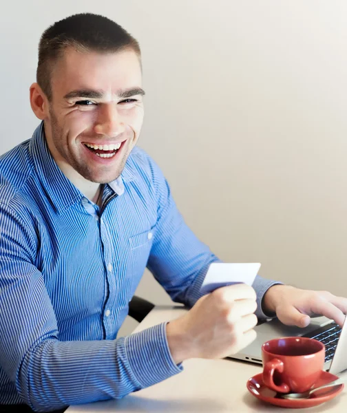 Biznesmen pracy na swoim laptopie, picie kawy — Zdjęcie stockowe