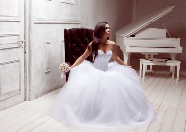 esmer gelin stüdyoda poz