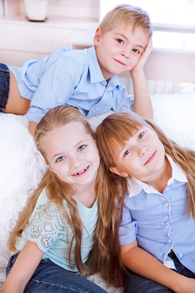 Kleine jongen en meisjes zitten op de Bank — Stockfoto