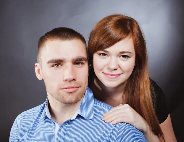 Jovem casal abraço — Fotografia de Stock