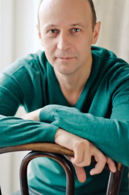  Çizgili bir gömlek giyen akıllı kel adam portresi