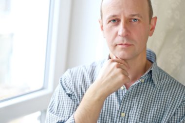  Çizgili bir gömlek giyen akıllı kel adam portresi