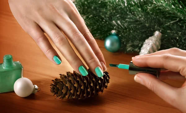 Mujer aplicando barniz de uñas a las uñas de los dedos — Foto de Stock