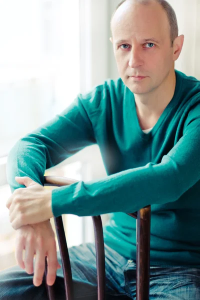Портрет лысого мужчины в полосатой рубашке — стоковое фото