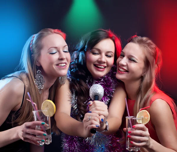 Jovens dançando na discoteca e se divertindo, Karaoke — Fotografia de Stock