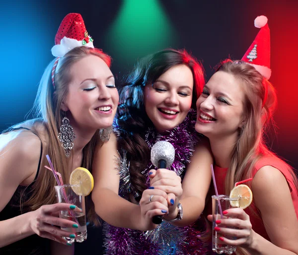 Unga människor dansa på diskotek och ha roligt, Karaoke — Stockfoto