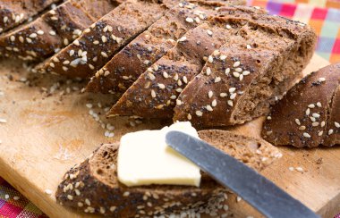 Susam ve haşhaş tohumları üzerinde bir wo baget çavdar ekmeği serpilir