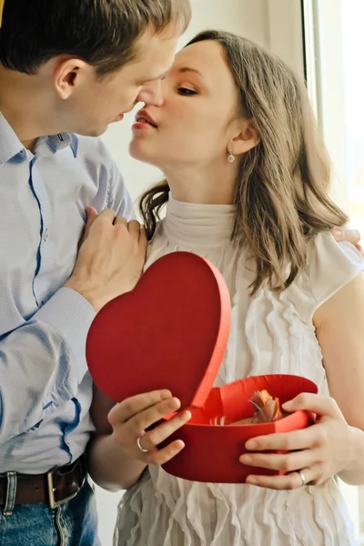 Obecnie kobieta mężczyzna pudełko czekoladek w kształcie serca w Walentynki — Zdjęcie stockowe