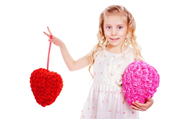 小女孩抱着大的粉红色和红色的心 — 图库照片