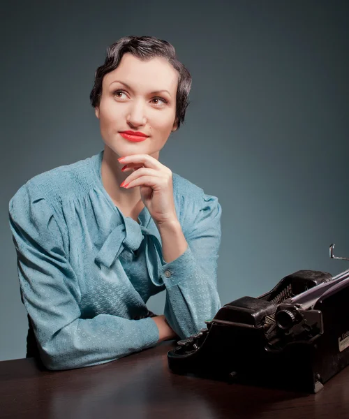 Young woman typing with old typewriter — Stock Photo, Image