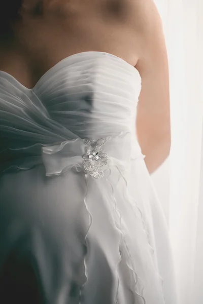 怀孕的新娘。身体的一部分。婚纱礼服 — 图库照片