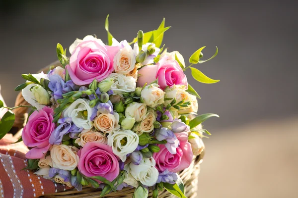 Bruiloft boeket en kleurrijke rose. zomertijd — Stockfoto