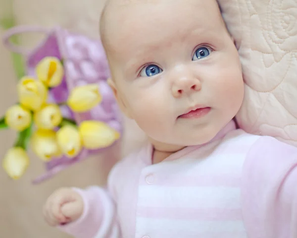 Kleines Baby und gelbe Tulpe — Stockfoto