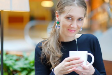 güzel bir genç kadın kahve veya çay içme