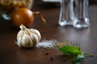 Sarımsak, tuz, biber ve soğan 