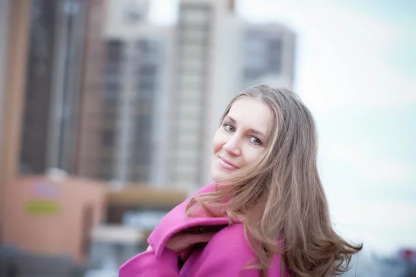 야외 핑크 코트를 입고 금발 여자 — 스톡 사진