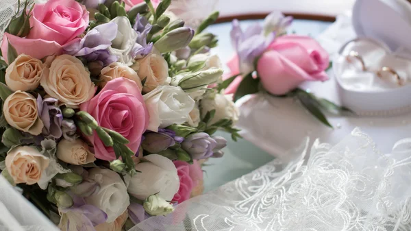 Anéis de casamento na mesa de vidro — Fotografia de Stock