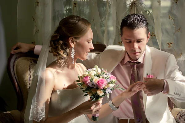 Noiva e noivo e tempo de casamento — Fotografia de Stock