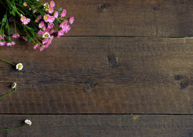 arka plan doku grunge ahşap tahta ve küçük pembe çiçek