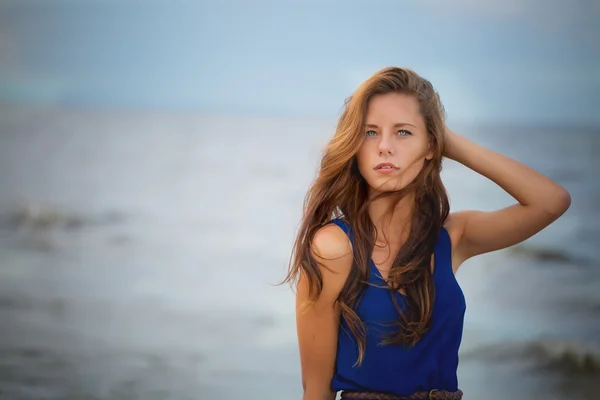 Prachtige blond meisje op het strand — Stockfoto