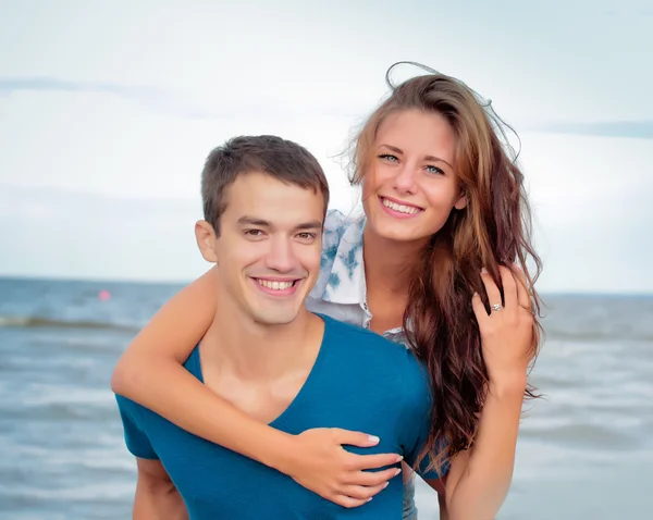 Пара молодых влюбленных на пляже, встречающихся — стоковое фото