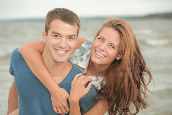 Paar eines jungen Liebhabers am Strand beim Dating — Stockfoto