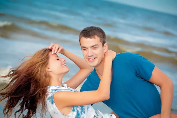 Casal de um jovem amantes na praia ter namoro — Fotografia de Stock