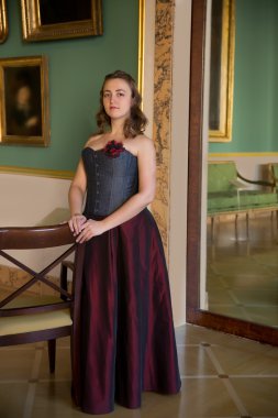 Sarayda poz korse giyen güzel kadın