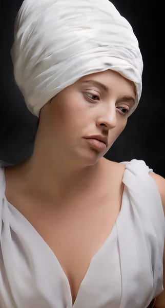 Mulher grávida vestida com um turbante e envolta em tecido branco . — Fotografia de Stock