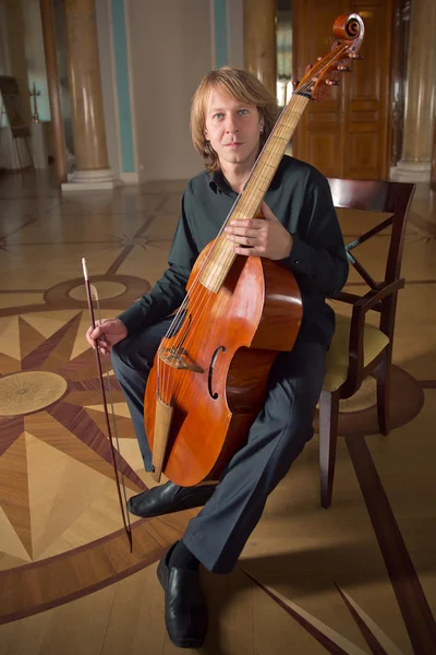 Saint Petersburg, Oroszország / Stroganovskiy palace, fiatal ember játszott viola da gamba — Stock Fotó