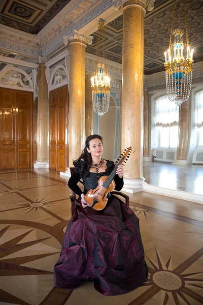 サンクトペテルブルク/ロシア/女性はストロガノフ家のバロック ・ ヴァイオリンを再生します。 — ストック写真