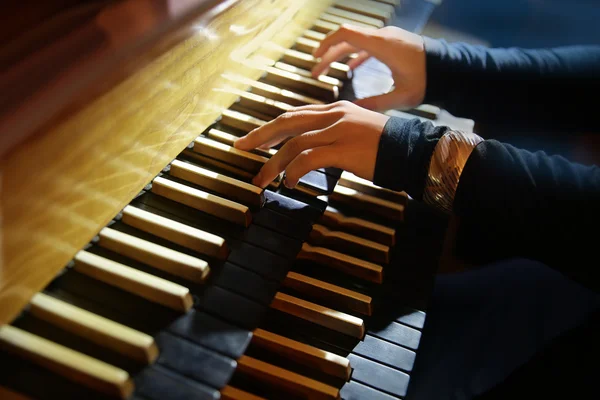 organ oyuncu s el s organ oynarken