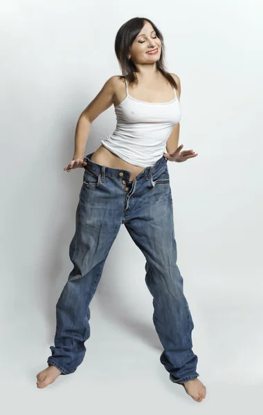 Mulher dançando e vestindo namorado s jeans — Fotografia de Stock