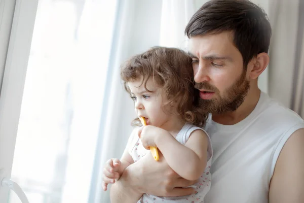 Père enseignant petite fille dents propres — Photo