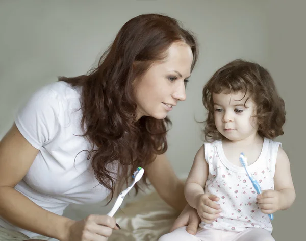 Mutter spielt mit kleiner Tochter — Stockfoto