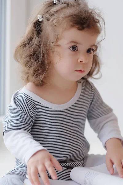 Мила маленька дівчинка біля вікна — стокове фото