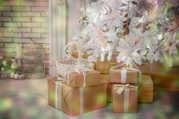 Interior con árbol de Navidad y regalos en el estilo blanco — Foto de Stock