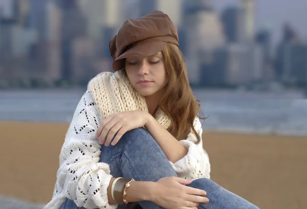 Mujer joven usando kepi marrón —  Fotos de Stock