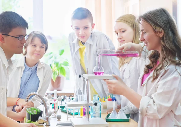 Schoolchildren  in science class — Stock Photo, Image